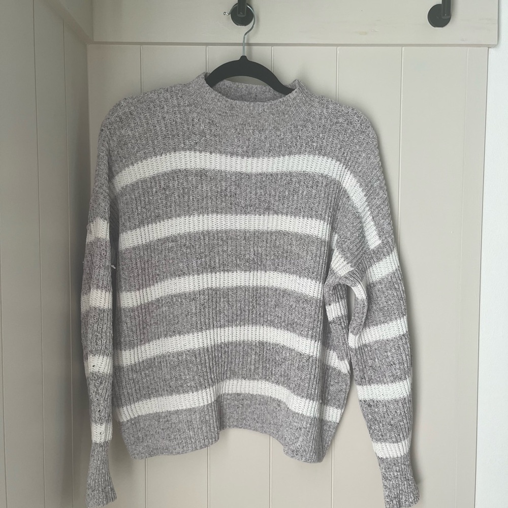 Abercrombie & Fitch Heather Gray and White Striped Sweater